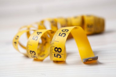 Ölçüm bandı masanın üzerinde spiral şeklinde