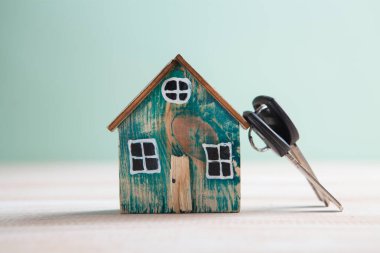 Küçük ev ve anahtarlar masanın üstünde.