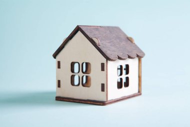 Mavi arka planda küçük bir ev