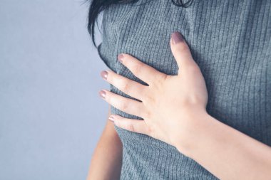 Genç kızın göğsünde ağrı var.