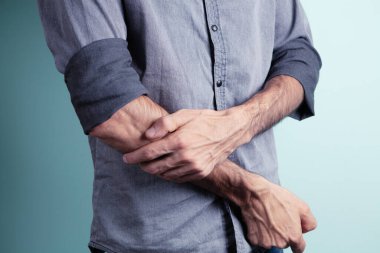 Adamın elinde bir ağrı var.