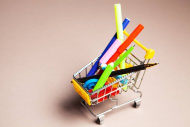 Okul malzemeleri küçük bir sepetin içinde