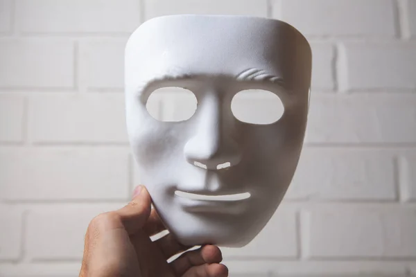 Sosteniendo Una Máscara Blanca Anónima — Foto de Stock
