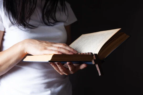 Mujer Orando Sosteniendo Libro Cruz — Foto de Stock