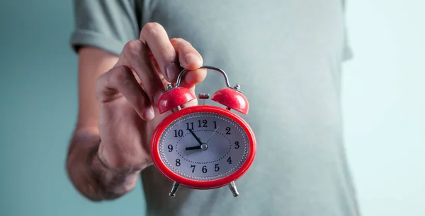 Hombre Sosteniendo Despertador Mano — Foto de Stock