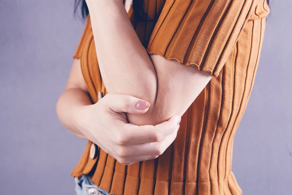 Young Girl Arm Hurts — Stock Photo, Image