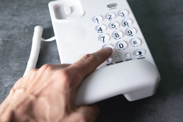 Homem Segurando Telefone Casa — Fotografia de Stock