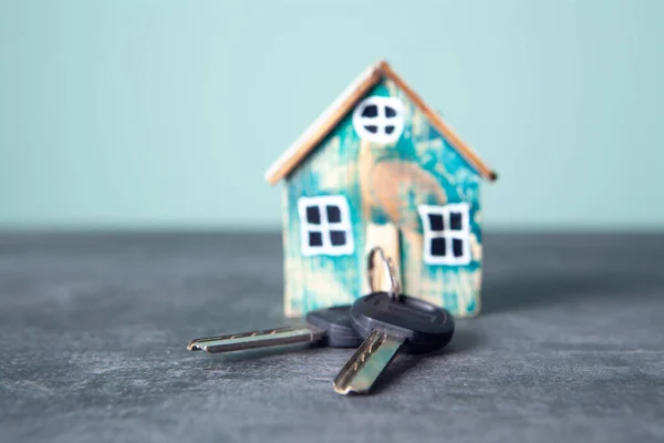 Kleines Haus Und Schlüssel Auf Dem Tisch — Stockfoto