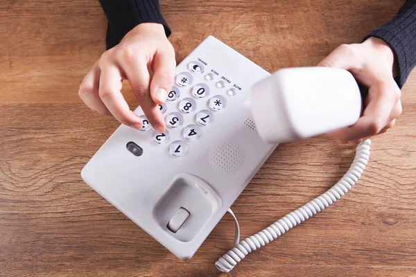 Een Vrouw Belt Een Nummer Een Thuis Bekabelde Telefoon — Stockfoto