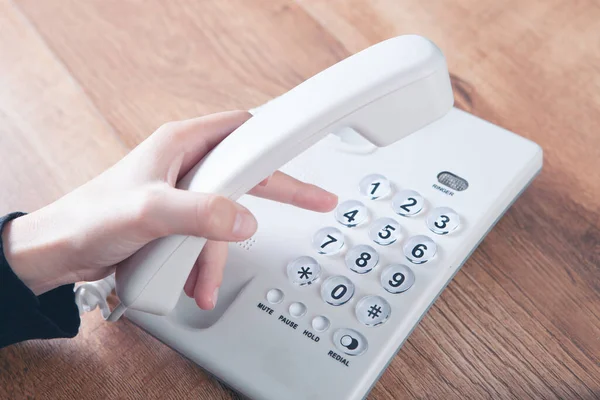 Eine Frau Wählt Eine Nummer Auf Einem Hause Verkabelten Telefon — Stockfoto