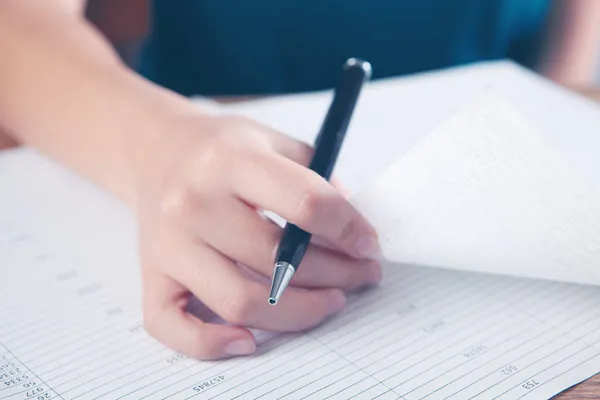 Mujer Tomando Notas Papeles — Foto de Stock