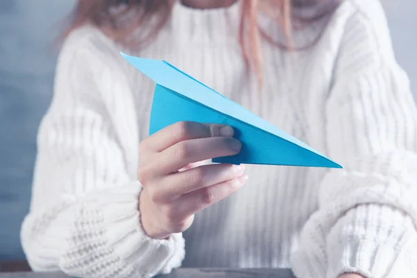 Mulher Segurando Avião Papel Mão — Fotografia de Stock