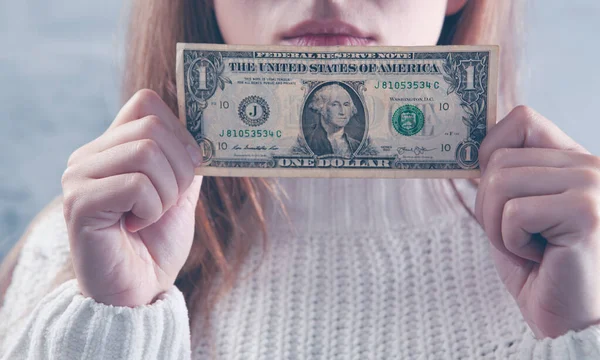 Νεαρή Γυναίκα Που Κρατάει Ένα Δολάριο — Φωτογραφία Αρχείου