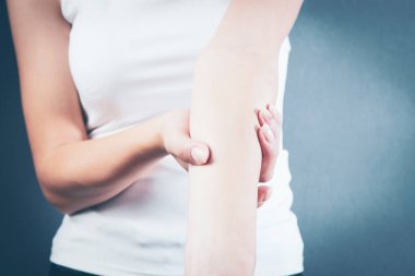 Genç bir kızın kolu acıyor.