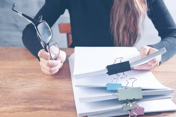 Mujer Joven Oficina Examina Documentos Sostiene Gafas — Foto de Stock