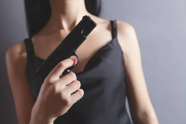 Junge Frau Mit Pistole — Stockfoto