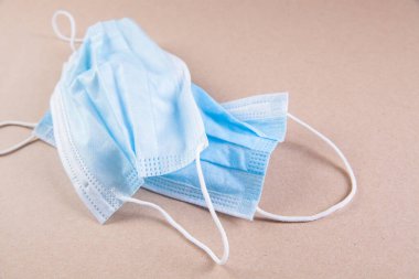 Masada tek kullanımlık tıbbi maskeler var.