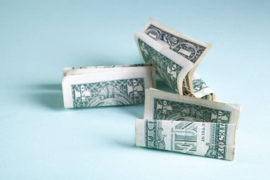 Masaya buruşmuş dolar banknotları.