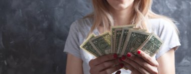 Genç kız dolar sayıyor.