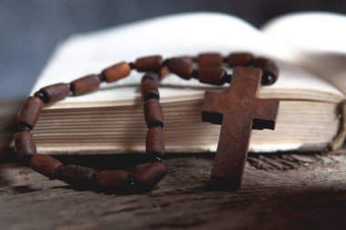 Kitabı aç ve masanın üzerinde çapraz yap.