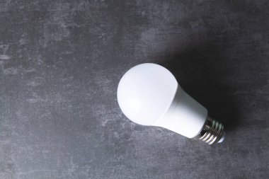 Gri arkaplanda ampul