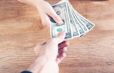 Bir kadın, bir erkeğe dolar verir.