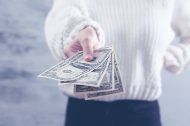 para tutan genç kadın