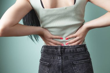 Genç bayanın böbrek ağrısı var.