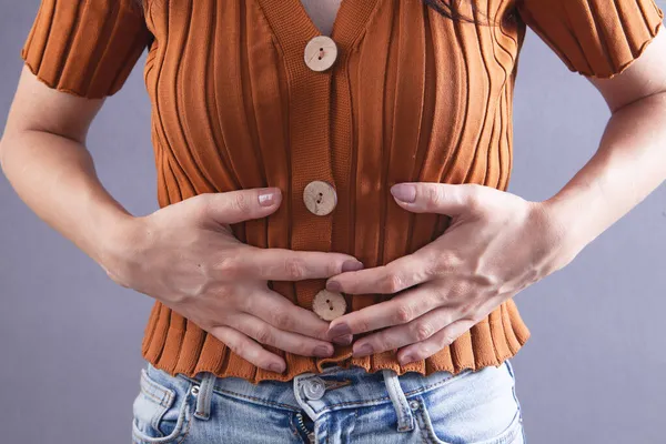 genç bir kız bir mide ağrısı vardır