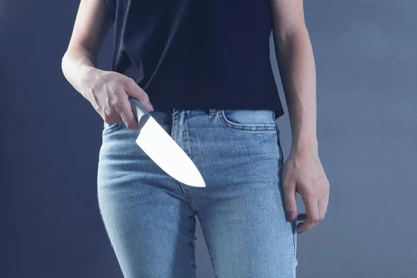 Kobieta Atakuje Nożem Kuchennym — Zdjęcie stockowe