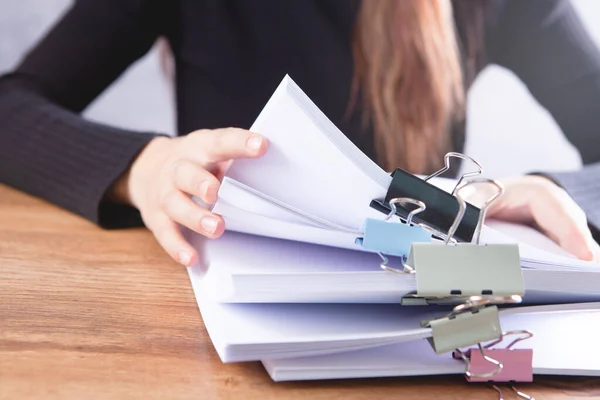 Jonge Vrouw Het Kantoor Onderzoekt Papieren — Stockfoto