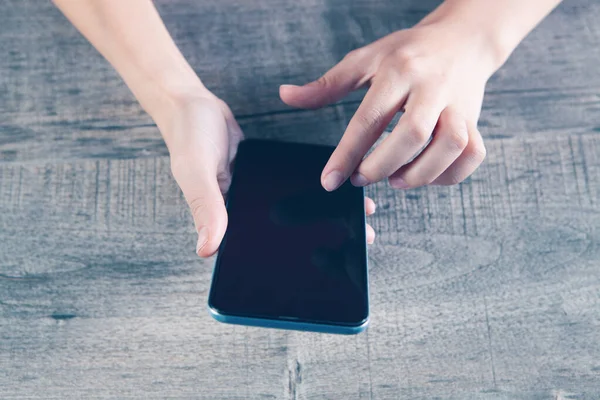 Niña Sosteniendo Teléfono Junto Mesa — Foto de Stock