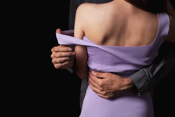 Man Sexuellt Tar Kvinnas Kläder — Stockfoto