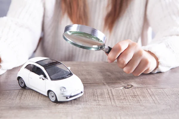 Mulher Com Uma Lupa Olha Para Carro Carro Conceito Pesquisa — Fotografia de Stock