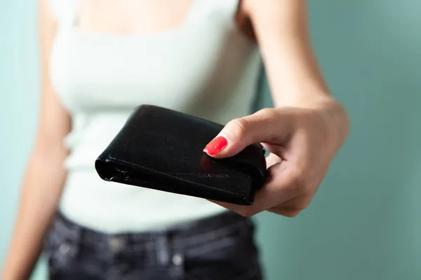 Mujer Joven Una Cartera Cuero — Foto de Stock