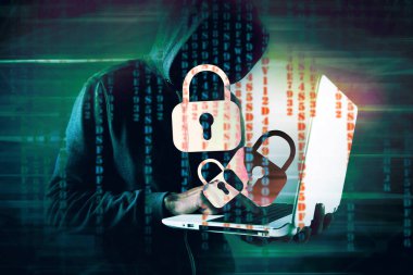 Kapüşonlu hacker kilidi kırar.