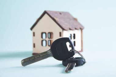 Küçük ev ve anahtarlar masanın üstünde.