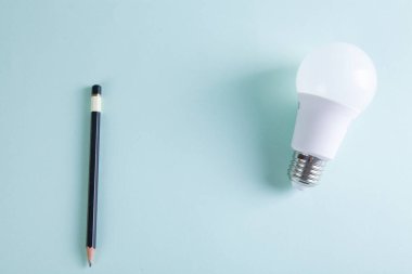 Masada kalem ve ampul var.