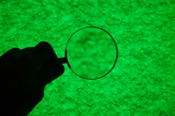 Μεγεθυντικός Φακός Κοιτάζει Μια Σκούρα Πράσινη Ουσία — Φωτογραφία Αρχείου