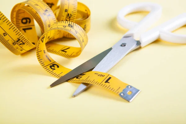 Ножницы Измерительная Лента Желтом Фоне — стоковое фото