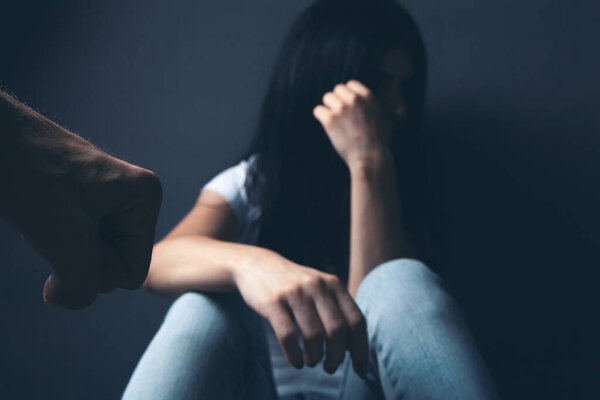 Муж хочет ударить жену. домашнее насилие