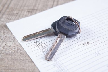 kağıt ve anahtarlar masanın üstünde.