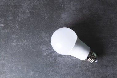 Gri arkaplanda ampul