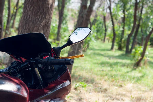 Motocykl Stoi Parku — Zdjęcie stockowe