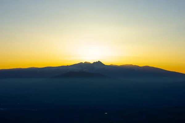 Die Sonne Geht Hinter Dem Berg Unter — Stockfoto