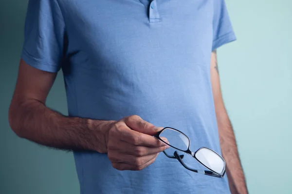 Homem Segurando Óculos Ópticos Suas Mãos — Fotografia de Stock