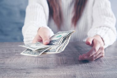 para tutan genç kadın