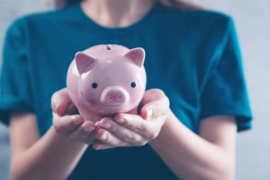 Kumbarası olan genç bir kız