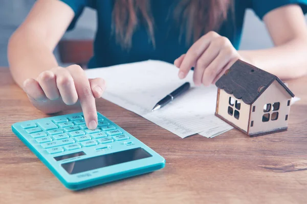 Woman Counts Calculator Front House — Stock Photo, Image