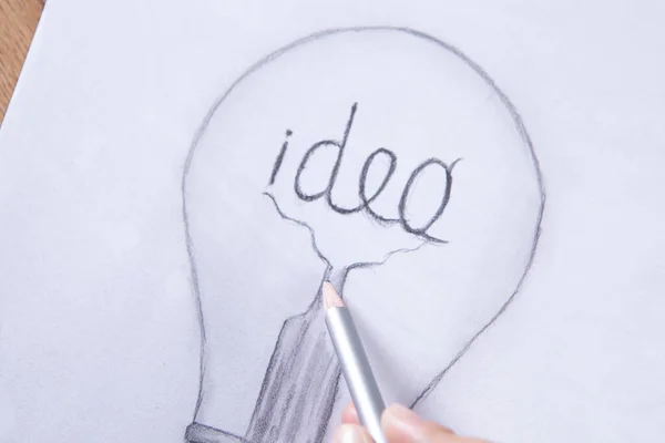 Donna Disegna Una Lampadina Con Idea Iscrizione — Foto Stock